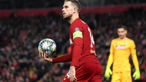 El capitán de Liverpool se lesiona.