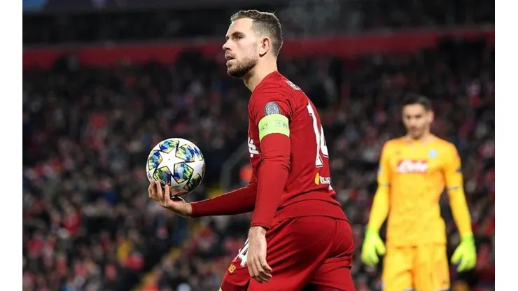 El capitán de Liverpool se lesiona.
