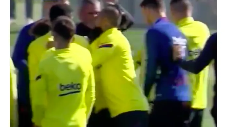 ¡Bienvenido! Arturo Vidal le pega flor de "paipazo" a Martin Braithwaite en su primer día en Barcelona