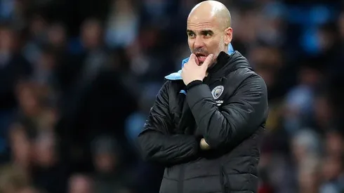 Josep Guardiola atento en el partido del City ante el West Ham por la Premier.