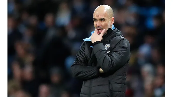 Josep Guardiola atento en el partido del City ante el West Ham por la Premier.