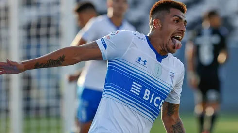 Pinares festeja su gol ante Colo Colo.