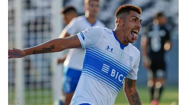 Pinares festeja su gol ante Colo Colo.