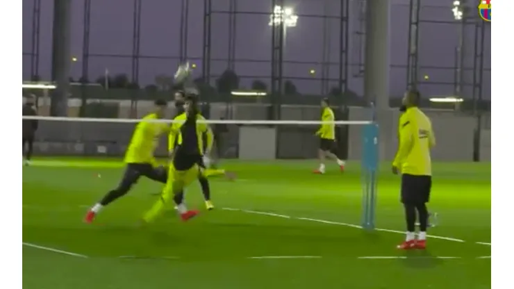 Arturo Vidal habilita para espectacular chilena de Lionel Messi en entrenamiento del Barcelona