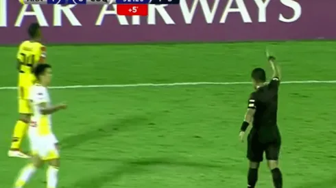 Solo en Sudamérica: jugador de Aragua sigue jugando pese a ser expulsado ante Coquimbo Unido