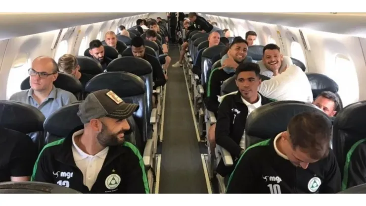 Un vuelo del terror vivieron dos equipos uruguayos.