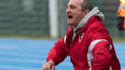 DT italiano es expulsado por agredir a su propio jugador.