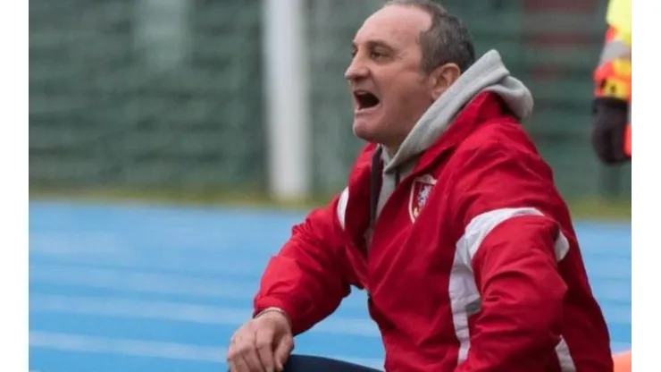 DT italiano es expulsado por agredir a su propio jugador.