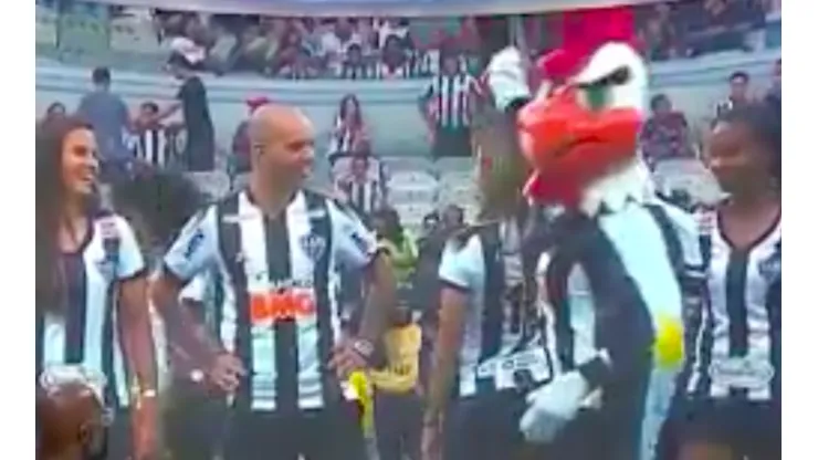 Corpóreo del Atlético Mineiro se fue de PLR tras criticado gesto a jugadora del plantel