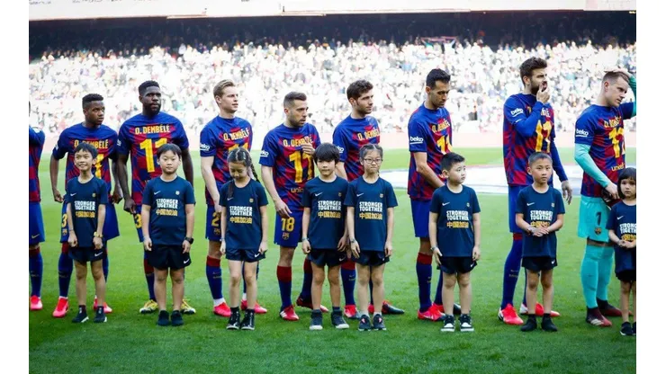 Los jugadores del Barca saltan a la cancha todos con la camiseta de Dembélé