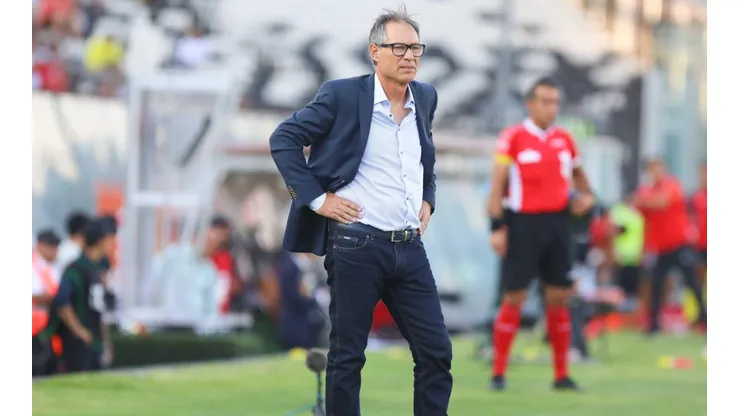 El lamento de Ariel Holan por incidentes en el Estadio Monumental: "Hoy se saltó un límite"