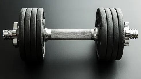 Aumenta tu masa muscular con estos ejercicios con mancuernas