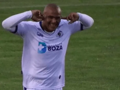 ¡Debut goleador! Chupete Suazo anota en triunfo de Deportes Santa Cruz