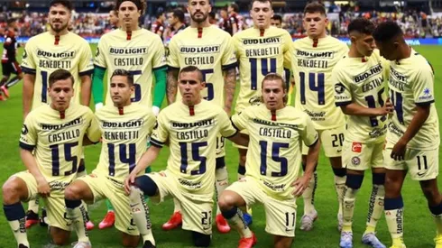 Compañeros de Castillo le realizan un homenaje en cancha.