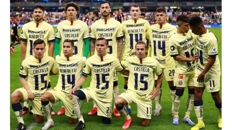 Compañeros de Castillo le realizan un homenaje en cancha.