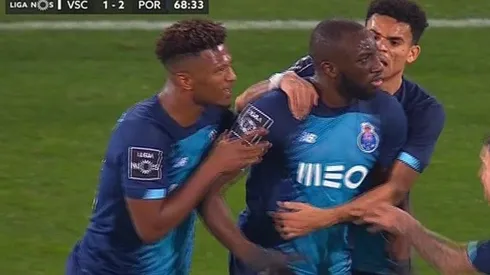 Jugador abandona la cancha por cánticos racistas.