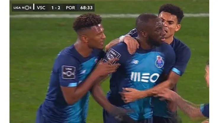 Jugador abandona la cancha por cánticos racistas.