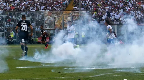 Escándalo: suspenden partido entre Colo Colo y Universidad Católica por fuegos artificiales en la cancha
