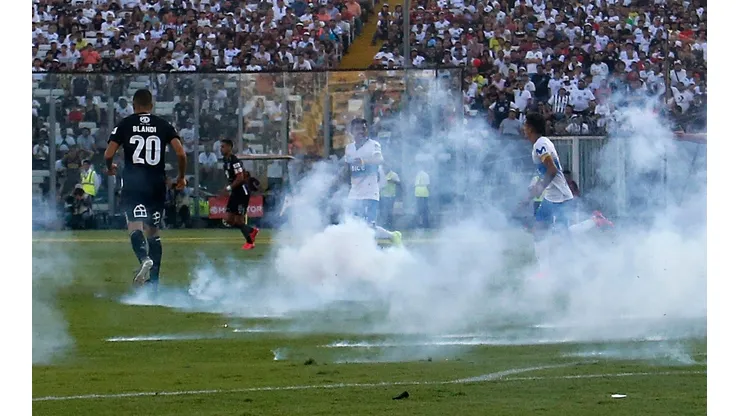 Escándalo: suspenden partido entre Colo Colo y Universidad Católica por fuegos artificiales en la cancha