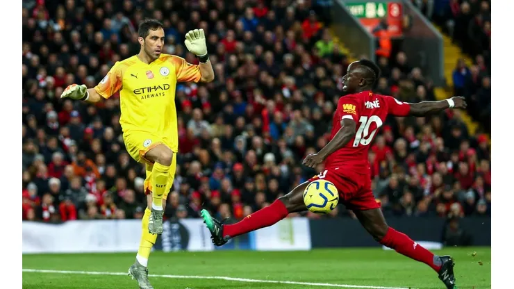 Claudio Bravo frente a Sadio Mané