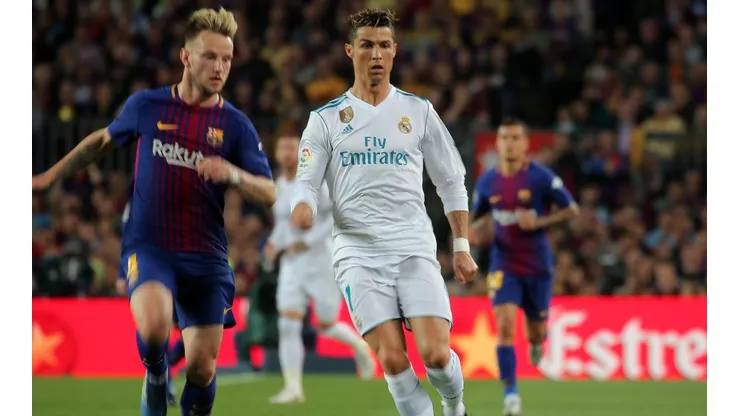 Rakitic disputa el balón con Cristiano Ronaldo en un Barcelona-Real Madrid