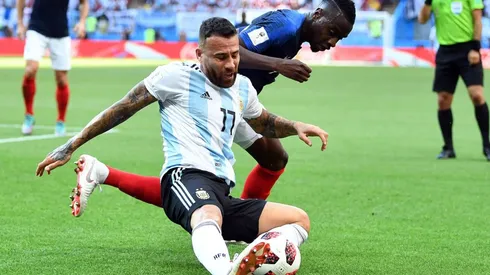 Otamendi peleando un balón ante Francia en el Mundial Rusia 2018