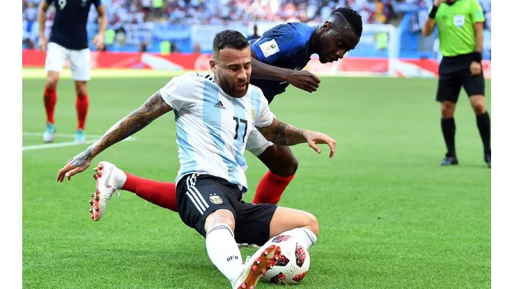 Otamendi peleando un balón ante Francia en el Mundial Rusia 2018