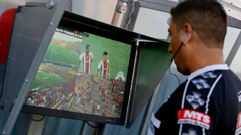 "Tómate tu tiempo": el griterío y las órdenes del VAR en dos jugadas claves de la última fecha