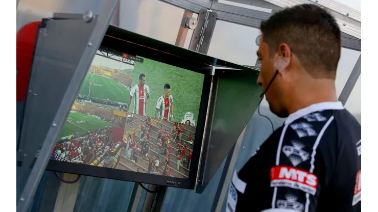 "Tómate tu tiempo": el griterío y las órdenes del VAR en dos jugadas claves de la última fecha