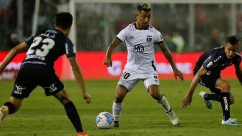 Alarma en Colo Colo: Leonardo Valencia presenta molestias y es duda para duelo con Universidad Católica