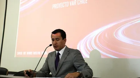 Enrique Osses da la cara y explica por qué el VAR se demora tanto