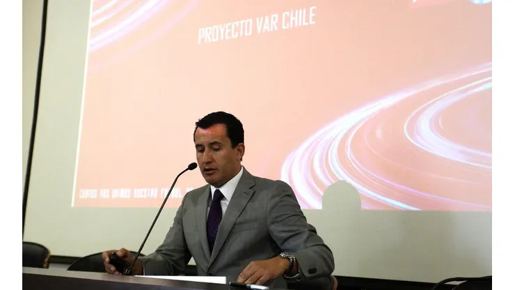 Enrique Osses da la cara y explica por qué el VAR se demora tanto