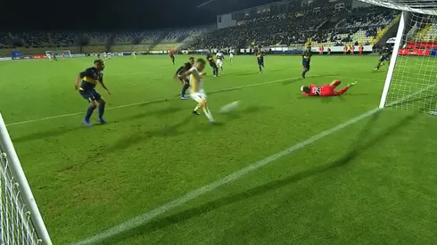 Mathias Pinto empalma de manera incorrecta el balón y se pierde un gol hecho