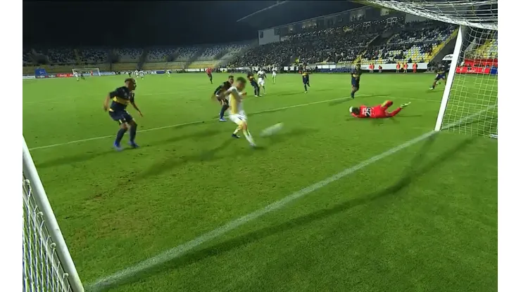 Mathias Pinto empalma de manera incorrecta el balón y se pierde un gol hecho