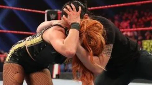 Shayna Baszler brutaliza a Becky Lynch y le muerde el cuello