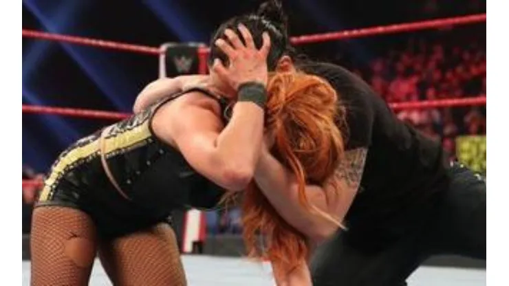Shayna Baszler brutaliza a Becky Lynch y le muerde el cuello