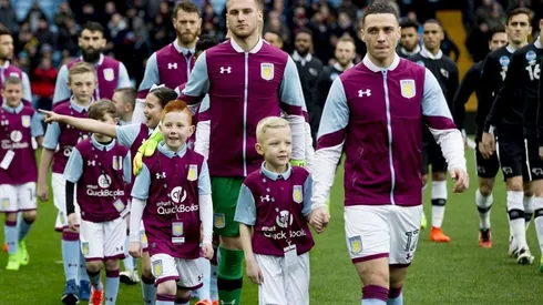 Los niños junto a los jugadores se han vuelto una tradición bien costosa en Inglaterra