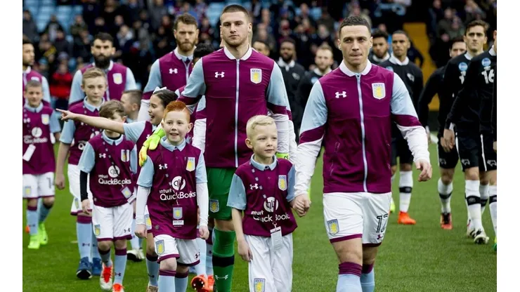 Los niños junto a los jugadores se han vuelto una tradición bien costosa en Inglaterra
