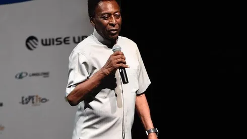 Pelé tiene complicaciones para caminar.