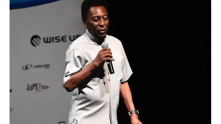 Pelé tiene complicaciones para caminar.