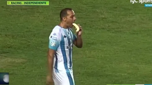 Díaz se come un plátano en pleno clásico de Avellaneda.