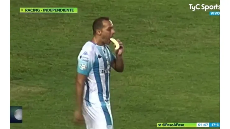 Díaz se come un plátano en pleno clásico de Avellaneda.