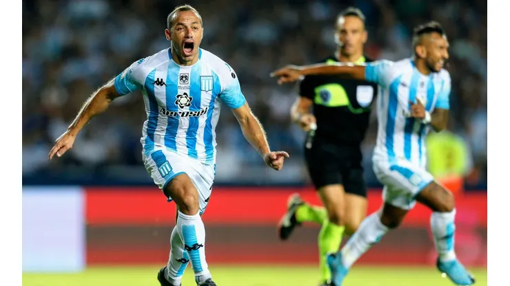 Díaz marca un golazo en la victoria de Racing.