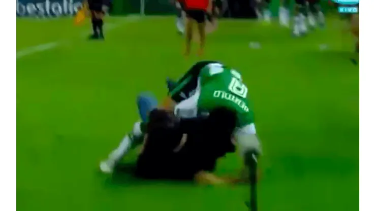 Falcioni termina en el piso tras choque con uno de sus dirigidos