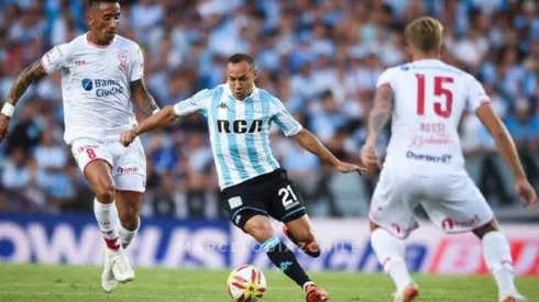 Marcelo Díaz disputa el balón ante Lucas Barrios