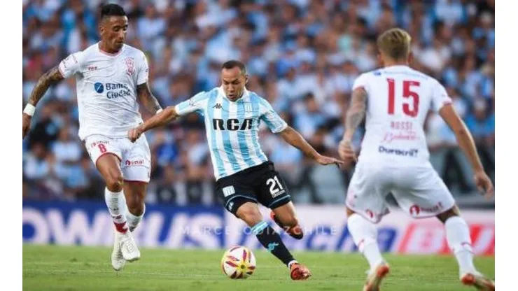 Marcelo Díaz disputa el balón ante Lucas Barrios