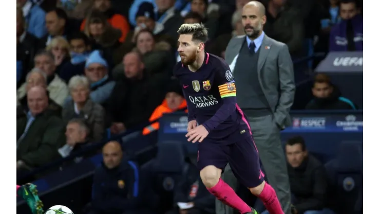 Lionel Messi domina el balón ante la mirada atenta de su ex entrenador