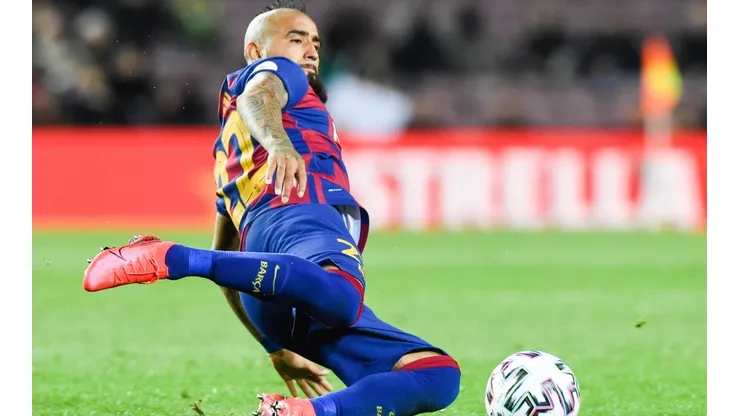 Arturo Vidal despliega todo su físico para quedarse con el balón