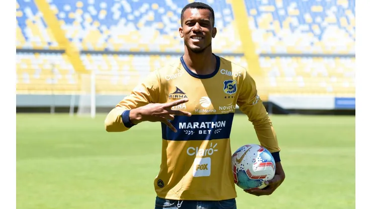 Jonathan Copete posa orgulloso con la camiseta de Everton de Viña del Mar