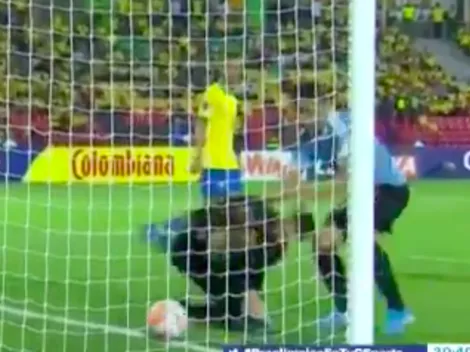 Insólito: arquero de Uruguay se equivoca y mete la pelota en su propio arco